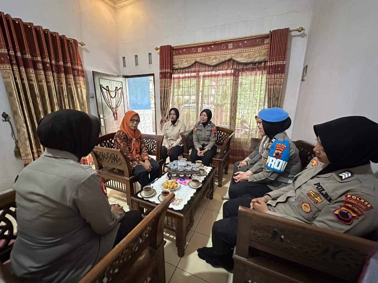 HUT ke-77, Polwan Polres Purbalingga Anjangsana ke Purnawirawan, Begini Suasananya